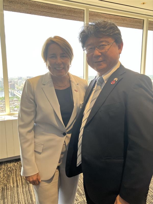 Consul General Takahashi and Massachusetts Governor Maura Healey