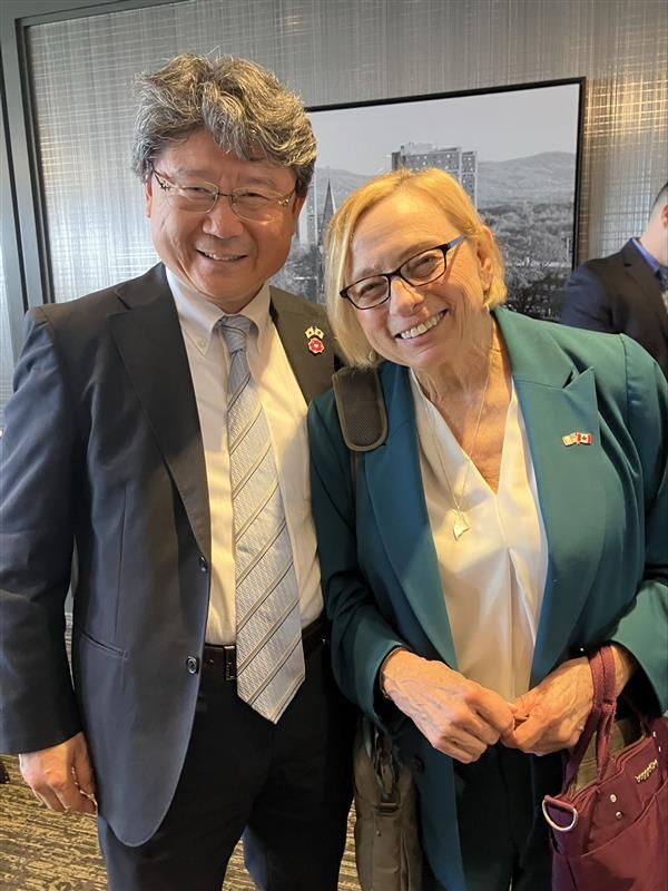 Consul General Takahashi and Maine Governor Janet Mills
