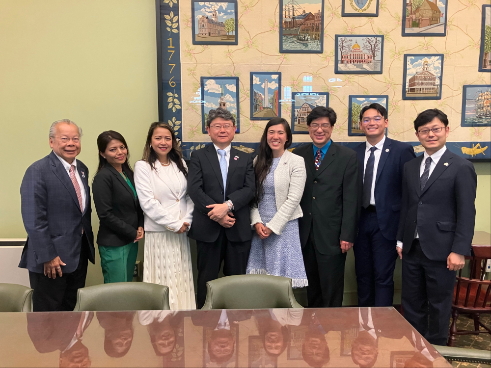 Consul General Takahashi exchanges views with members of the Massachusetts House Asian Caucus