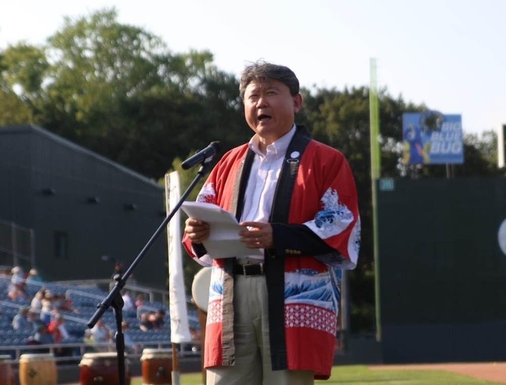 Consul General Takahashi giving remarks