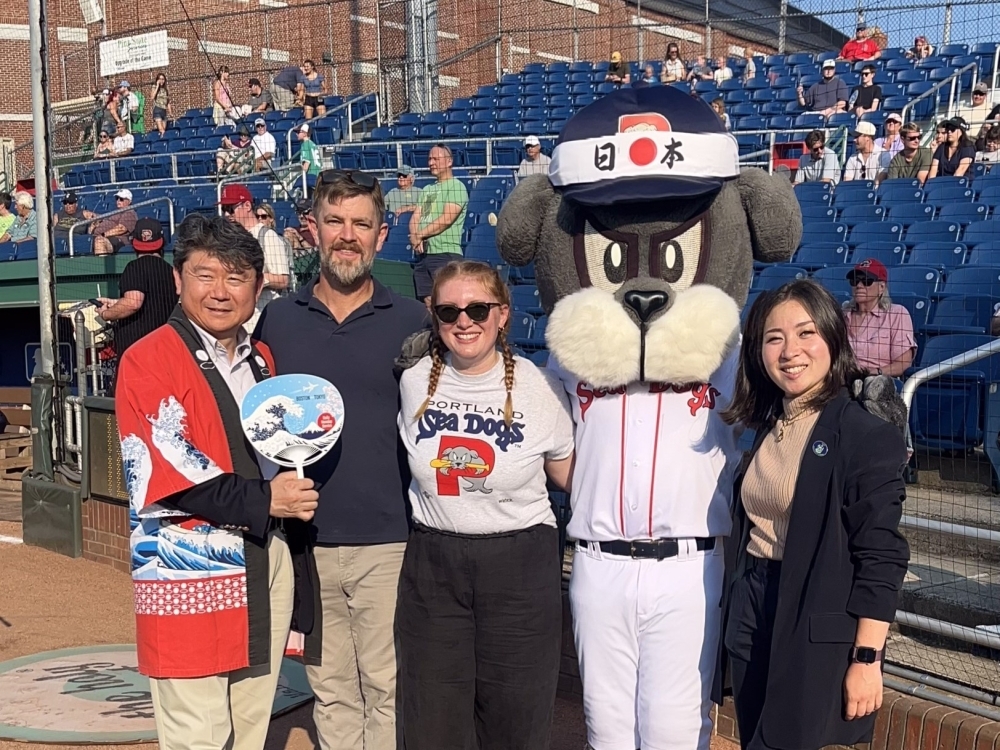 Group photo with Seadog's mascot