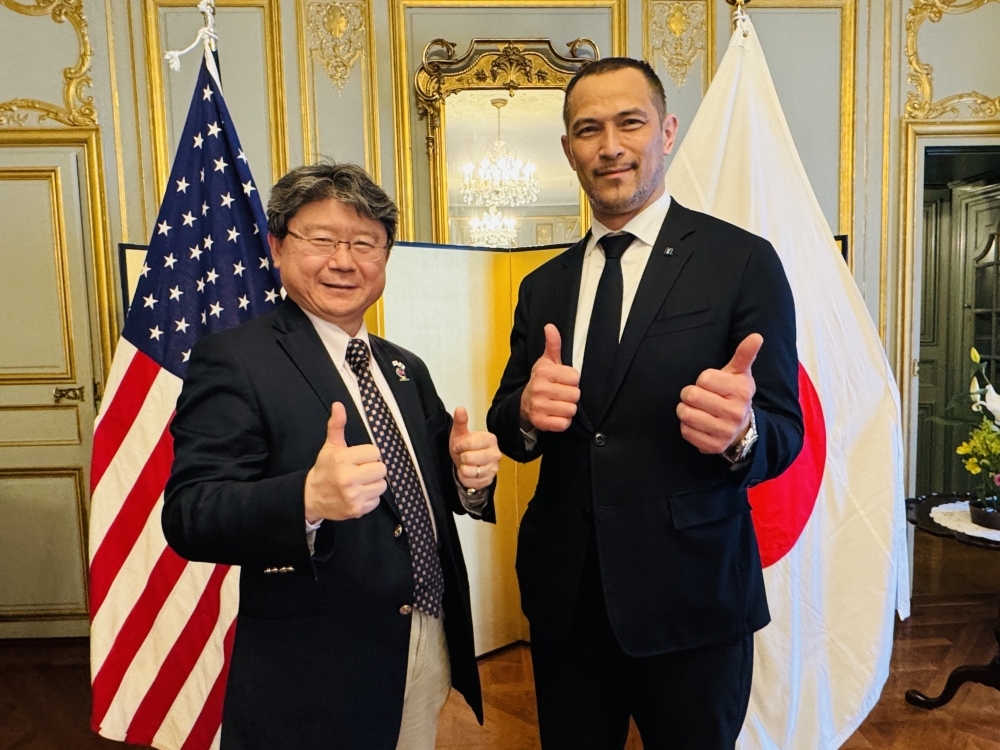 Consul General Takahashi and Prof. Murofushi