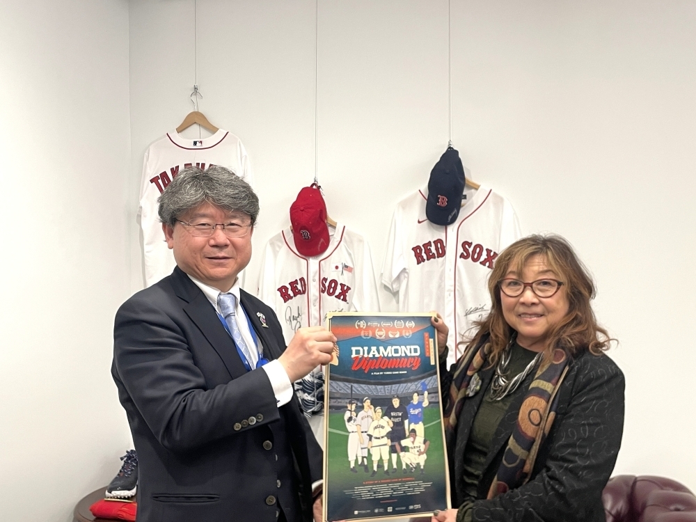 Consul General Takahashi exchanges views with Ms. Yuriko Gamo Romer