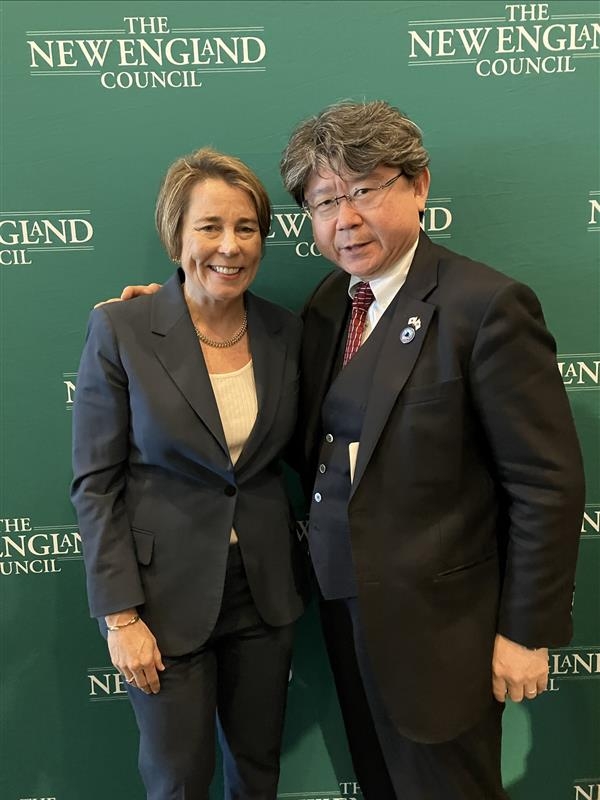 モーラ・ヒーリー・マサチューセッツ州知事