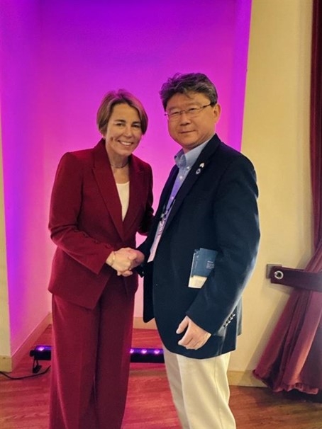 髙橋総領事とモーラ・ヒーリー・マサチューセッツ州知事